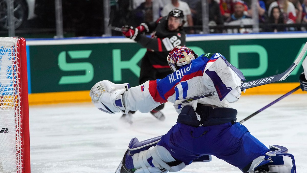 Brankár Samuel Hlavaj inkasuje gól, o ktorý sa postaral Nick Paul v zápase Slovensko - Kanada vo štvrťfinále MS v hokeji 2024.