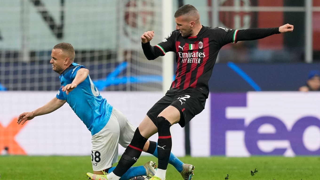 Stanislav Lobotka a Ante Rebič v zápase AC Miláno - SSC Neapol vo štvrťfinále Ligy majstrov.