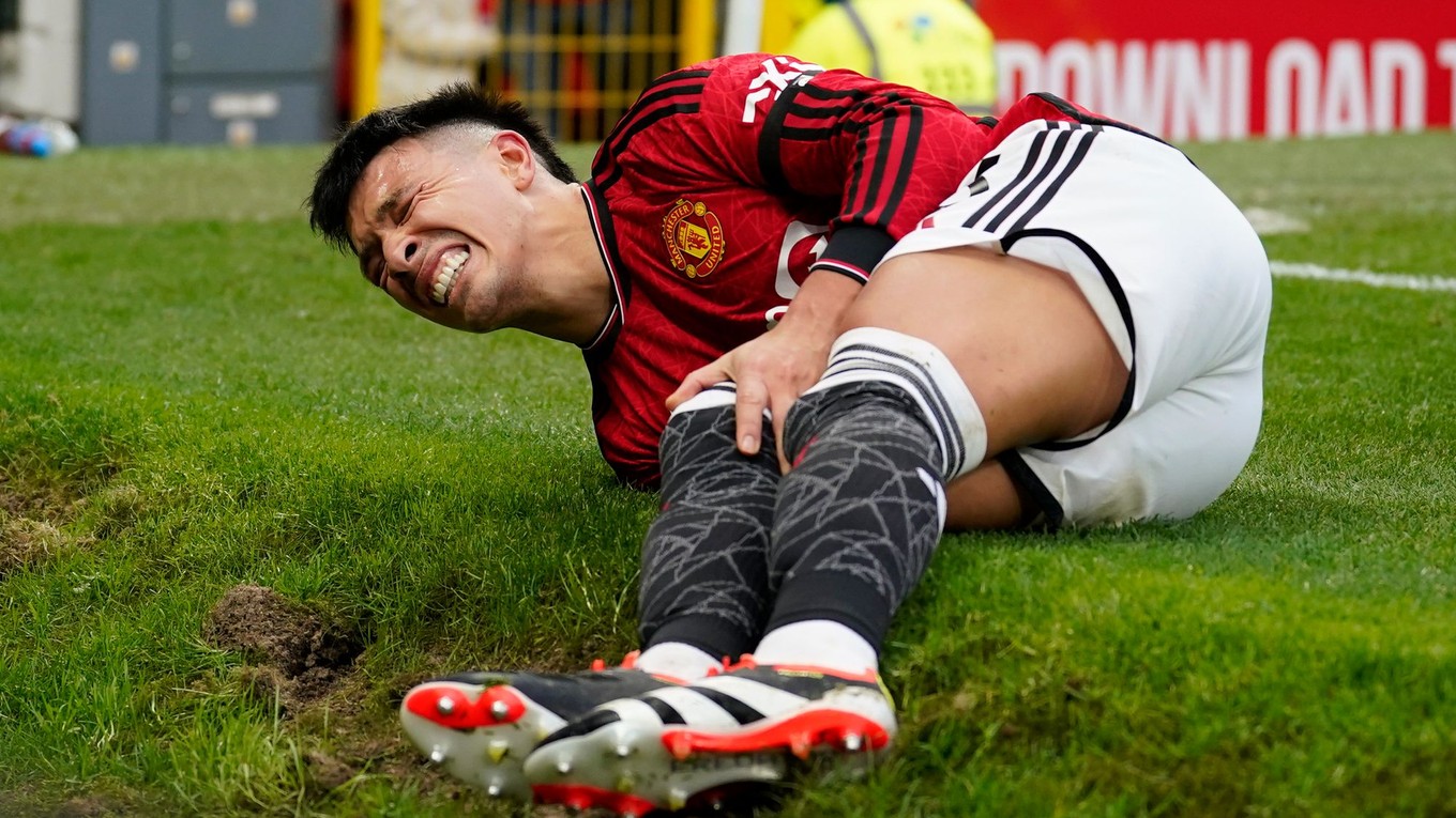 Zranený futbalista Manchestru United Lisandro Martinez.