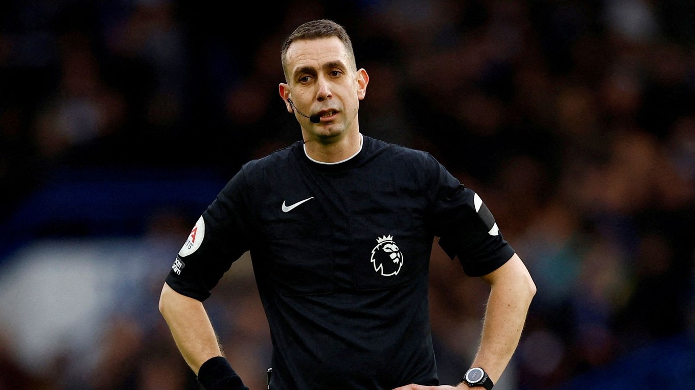 Rozhodca David Coote. 