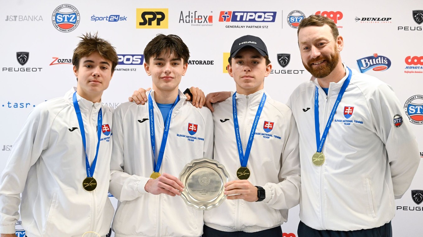 Zľava Dominik Mačej, Leon Sloboda, Richard Križan a kapitán tímu Miroslav Mečíř ml.