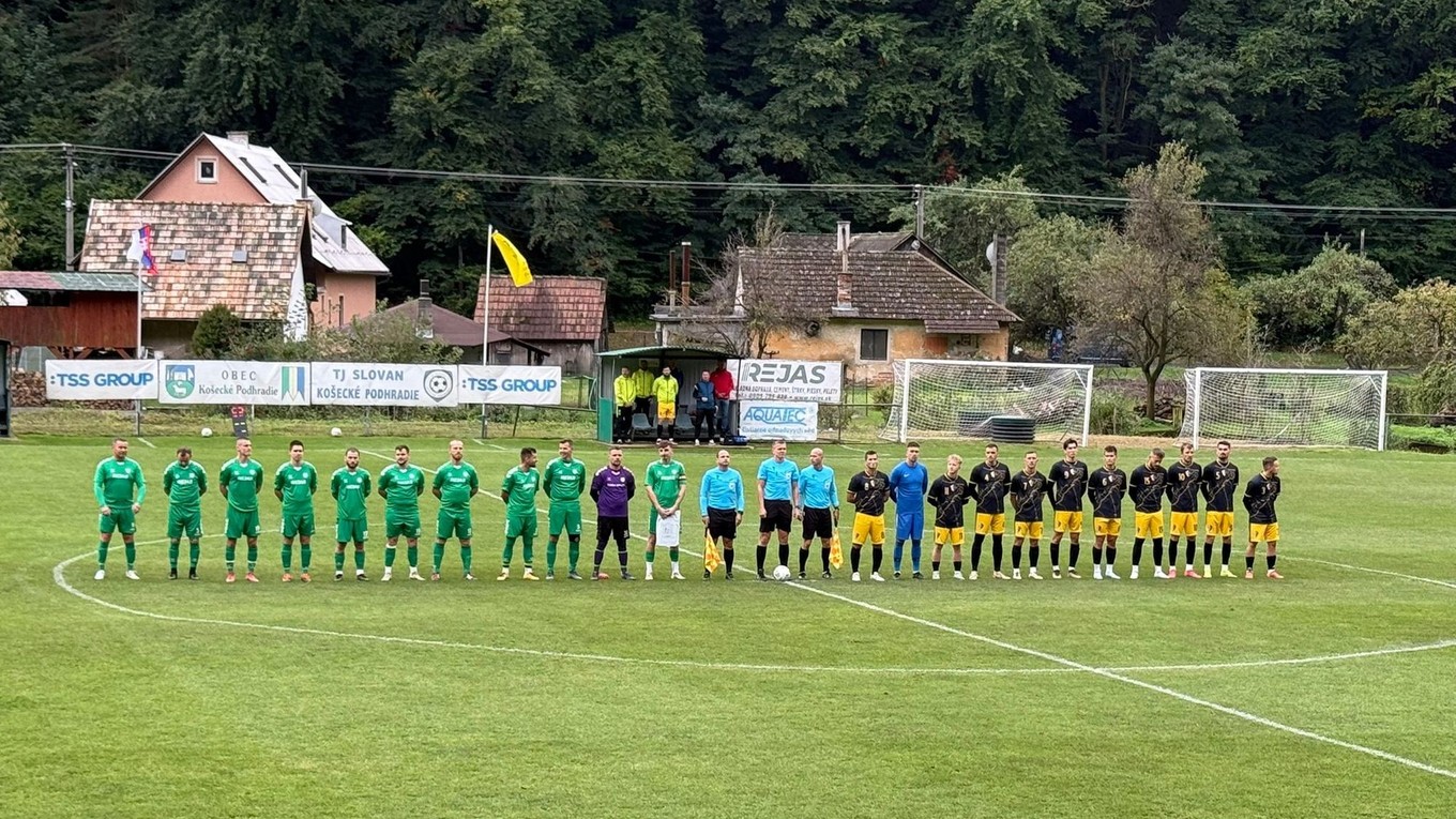 Nástup hráčov pred zápasom Košecké Podhradie - Trenčianske Stankovce.