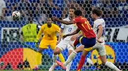 Lamine Yamal strieľa gól v zápase Španielsko - Francúzsko v semifinále EURO 2024.