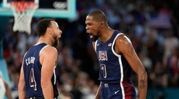 Kevin Durant (vpravo) a Stephen Curry v zápase Francúzsko - USA vo finále OH 2024 v Paríži.