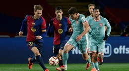 Julian Álvarez v zápase s FC Barcelona.