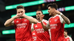 Viktor Gyoekeres oslavuje so spoluhráčmi gól.