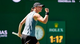 Iga Swiateková sa teší z víťazstva.