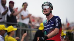 Holanďan Olav Kooij oslavuje výhru v 5. etape Tour de France 2026. 
