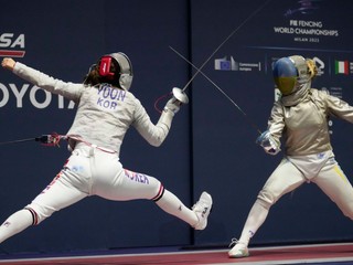 Olha Charlanová v súboji s Kórejčankou Jisu Jun počas tímovej súťaže v šabli na MS v šerme v Miláne. 