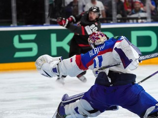 Brankár Samuel Hlavaj inkasuje gól, o ktorý sa postaral Nick Paul v zápase Slovensko - Kanada vo štvrťfinále MS v hokeji 2024.