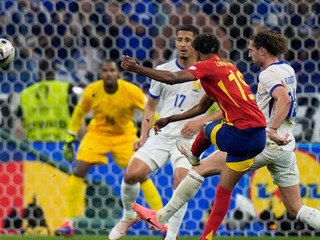 Lamine Yamal strieľa gól v zápase Španielsko - Francúzsko v semifinále EURO 2024.