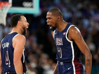 Kevin Durant (vpravo) a Stephen Curry v zápase Francúzsko - USA vo finále OH 2024 v Paríži.