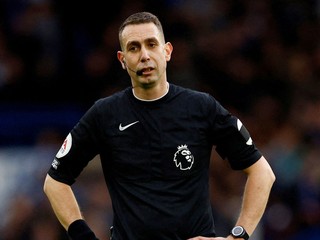 Rozhodca David Coote. 