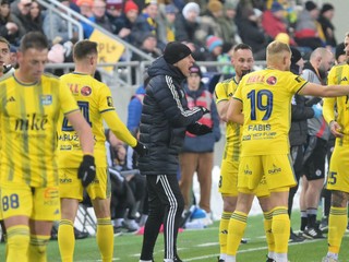 Futbalisti FC Košice a tréner Roman Skuhravý.