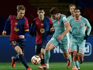 Julian Álvarez v zápase s FC Barcelona.