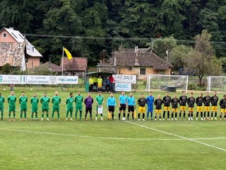 Nástup hráčov pred zápasom Košecké Podhradie - Trenčianske Stankovce.