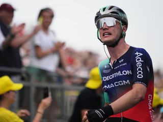 Holanďan Olav Kooij oslavuje výhru v 5. etape Tour de France 2026.