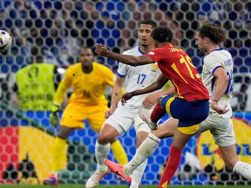 Lamine Yamal strieľa gól v zápase Španielsko - Francúzsko v semifinále EURO 2024.