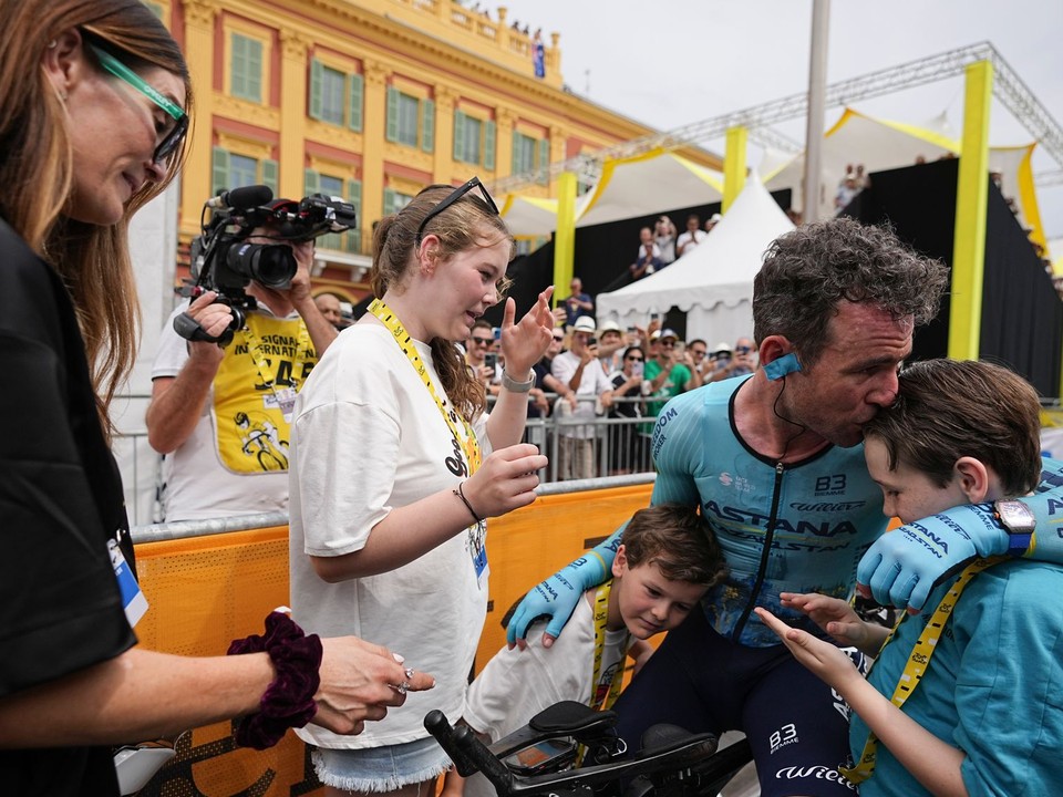 Mark Cavendish s deťmi a manželkou v cieli Tour de France 2024.