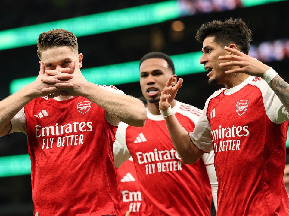 Viktor Gyoekeres oslavuje so spoluhráčmi gól.