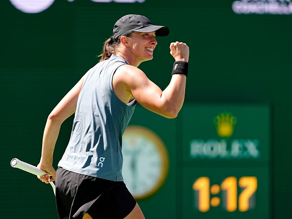 Iga Swiateková sa teší z víťazstva.