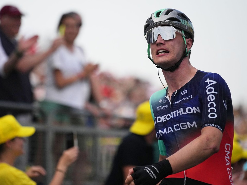 Holanďan Olav Kooij oslavuje výhru v 5. etape Tour de France 2026.