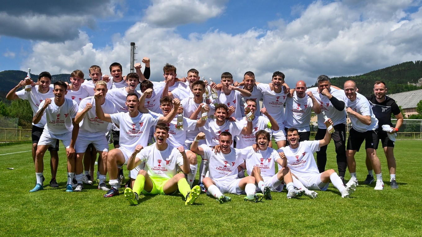 AS Trenčín U19 po zisku dorasteneckého titulu.