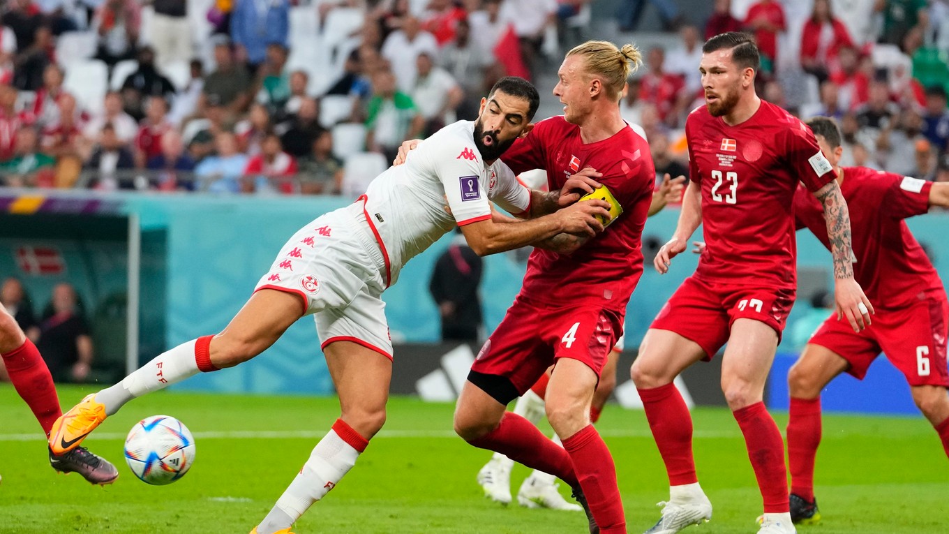 Dánsky kapitán Simon Kjaer v zápase proti Tunisku na MS vo futbale 2022.