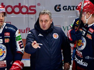 Tréner Peter Oremus na lavičke HKM Zvolen.