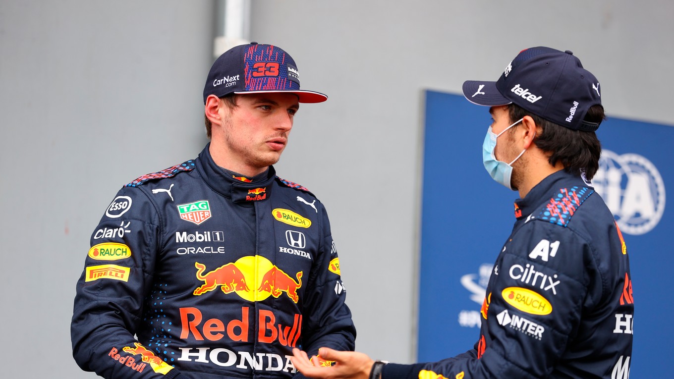 Jazdci tímu Red Bull - zľava Max Verstappen a Sergio Pérez. 