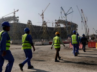 Pri výstavbe infraštruktúry na MS v Katare prišli o život stovky pracujúcich migrantov.