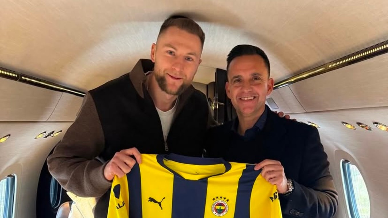 Milan Škriniar (vľavo) s dresom Fenerbahce Istanbul.