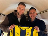 Milan Škriniar (vľavo) s dresom Fenerbahce Istanbul.