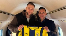 Milan Škriniar (vľavo) s dresom Fenerbahce Istanbul.