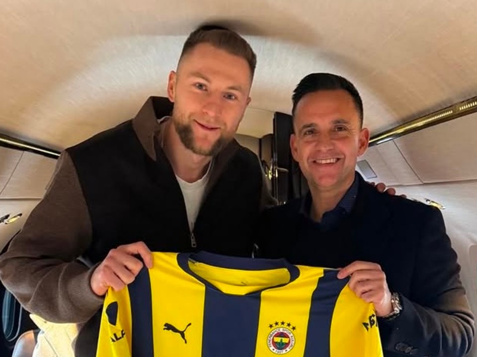 Milan Škriniar (vľavo) s dresom Fenerbahce Istanbul.