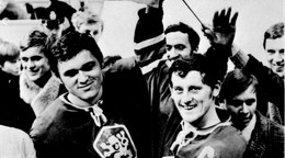 Václav Nedomanský (vľavo) a Jozef Golonka v drese československej reprezentácie oslavujú víťazstvo nad Sovietskym zväzom.