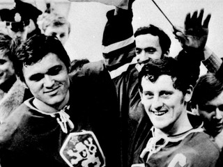 Václav Nedomanský (vľavo) a Jozef Golonka v drese československej reprezentácie oslavujú víťazstvo nad Sovietskym zväzom.