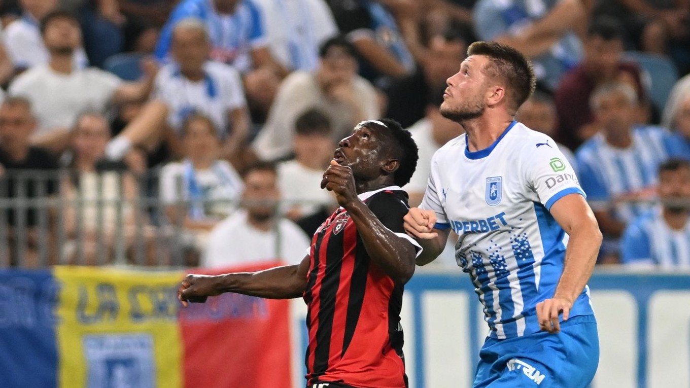 vľavo hráč Trnavy Philip Azango a hráč Craiovi Juraj Badelj počas prvého zápasu 3. predkola Konferenčnej ligy medzi FC Universitatea Craiova a FC Spartak Trnava