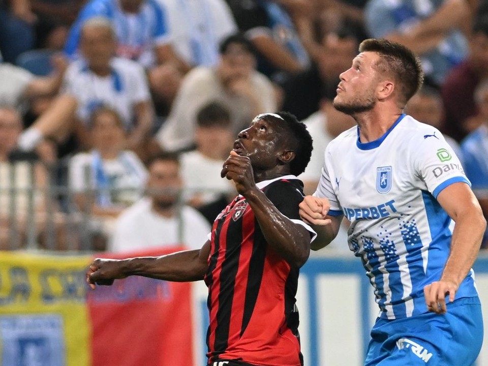 vľavo hráč Trnavy Philip Azango a hráč Craiovi Juraj Badelj počas prvého zápasu 3. predkola Konferenčnej ligy medzi FC Universitatea Craiova a FC Spartak Trnava