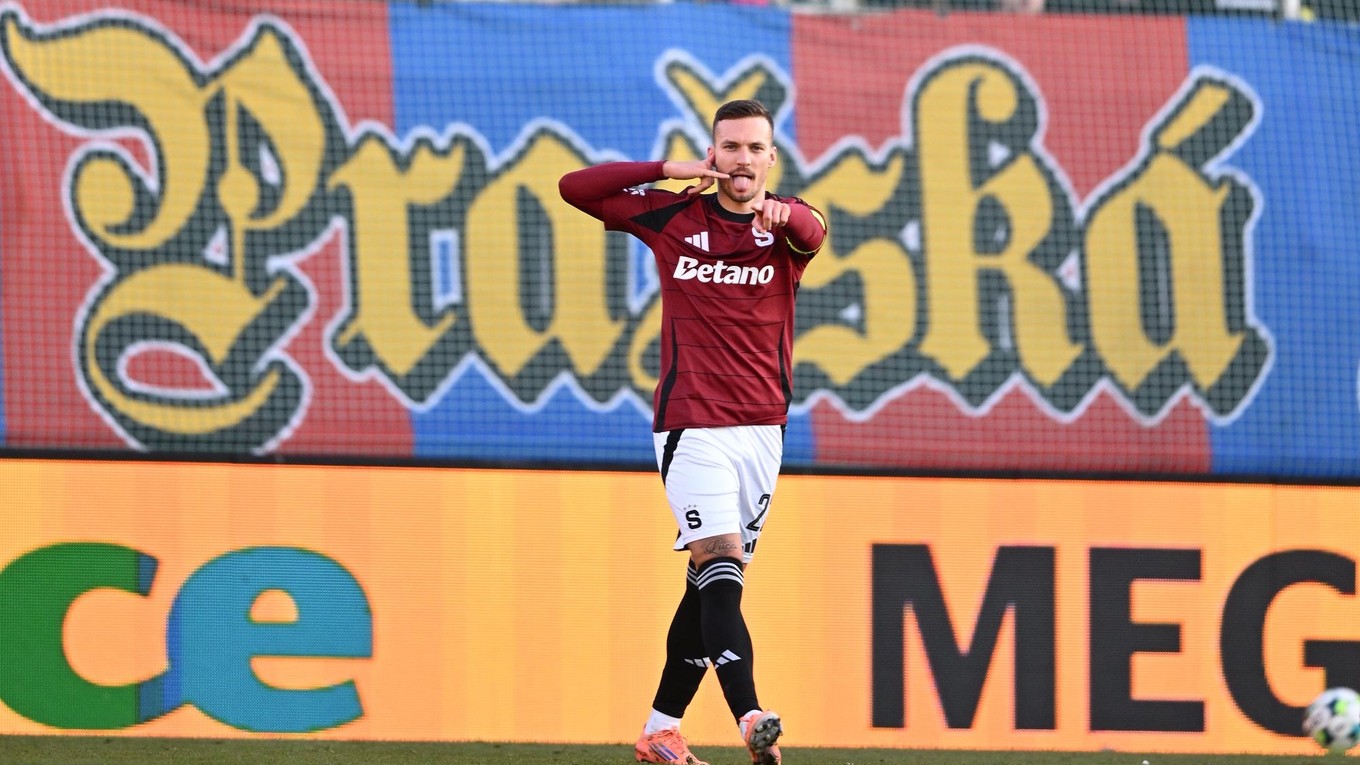 Lukáš Haraslín oslavuje gól. 