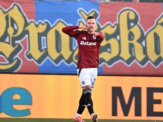 Lukáš Haraslín oslavuje gól. 