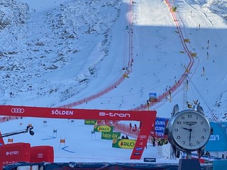 Lyžiarske stredisko Sölden počas obrovského slalomu žien 2023. 