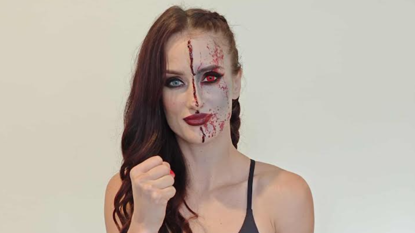 Monika Chochlíková na vážení pred turnajom s halloweenskou tematikou.