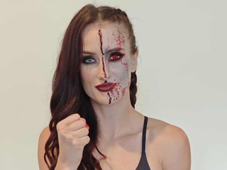 Monika Chochlíková na vážení pred turnajom s halloweenskou tematikou.