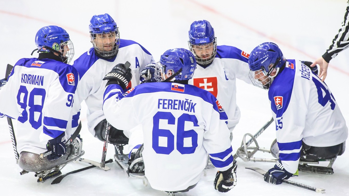 Slovenskí parahokejisti oslavujú gól do siete Nórska na MS 2025.