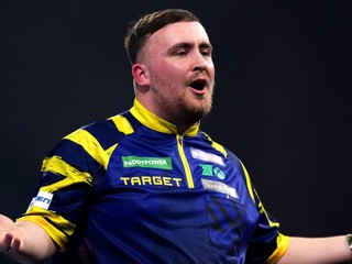 Angličan Luke Littler postúpil do finále MS v šípkach 2026.