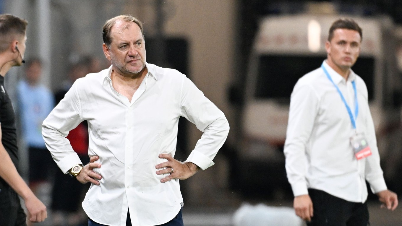 Tréner ŠK Slovan Vladimír Weiss a za ním tréner Limassolu Aleksej Špilevskij.

