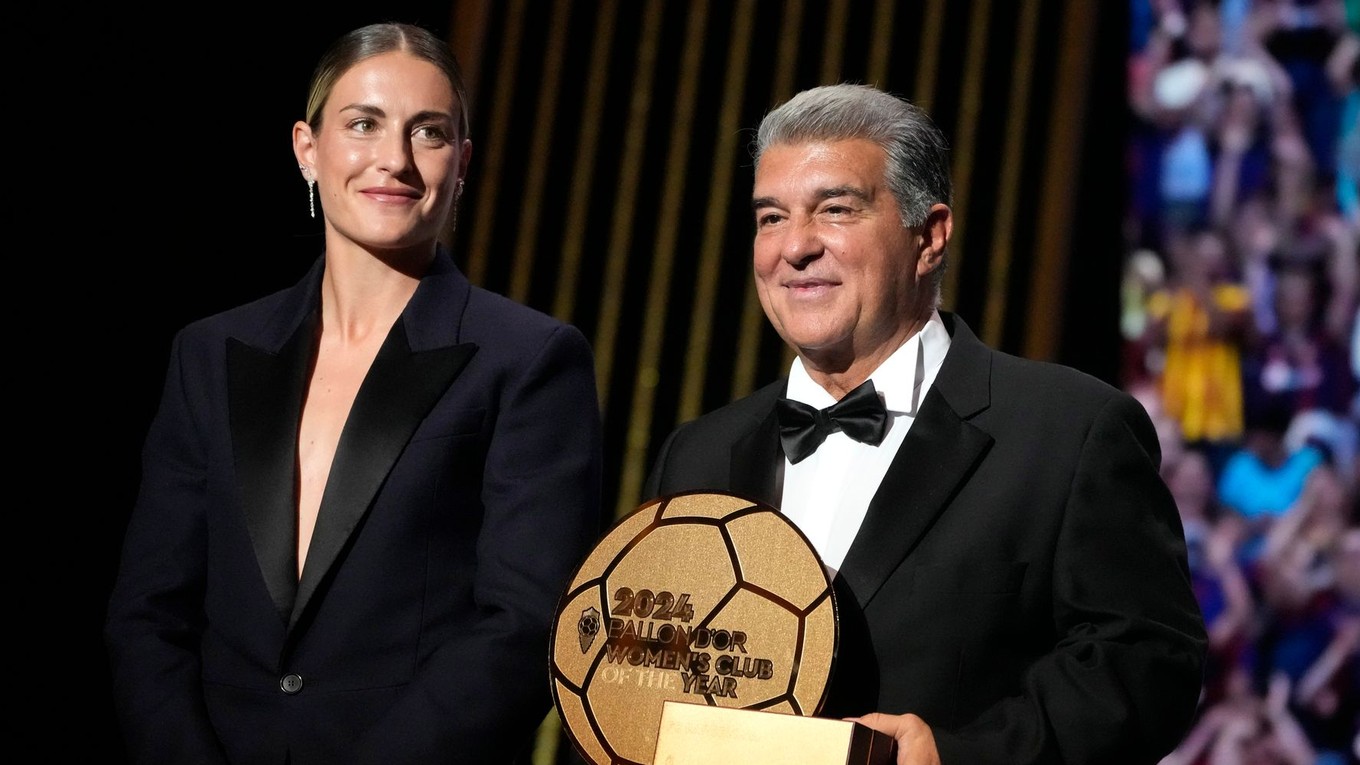 Alexia Putellasová z Barcelony (vľavo) a prezident Barcelony Joan Laporta