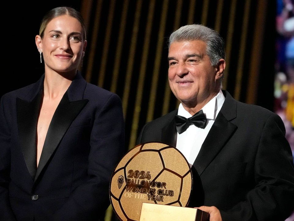 Alexia Putellasová z Barcelony (vľavo) a prezident Barcelony Joan Laporta