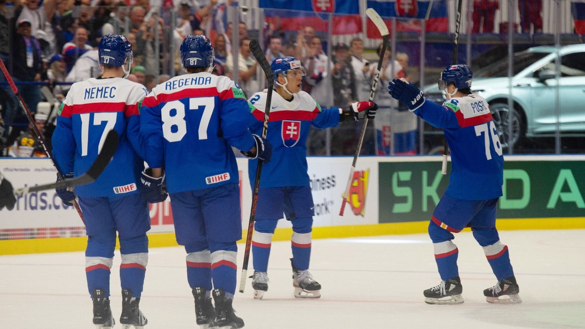 Slovenskí hokejisti sa tešia z gólu na MS v hokeji 2024.